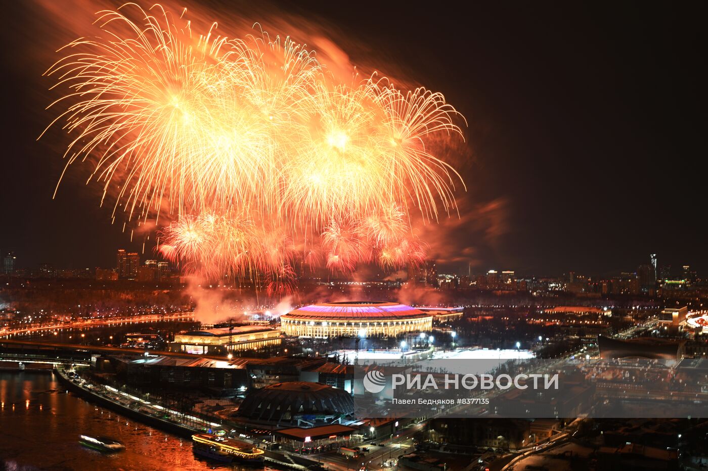 Праздничный салют в честь Дня защитника Отечества 