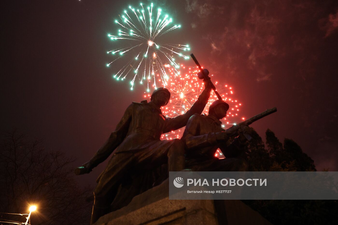 Праздничный салют в честь Дня защитника Отечества 