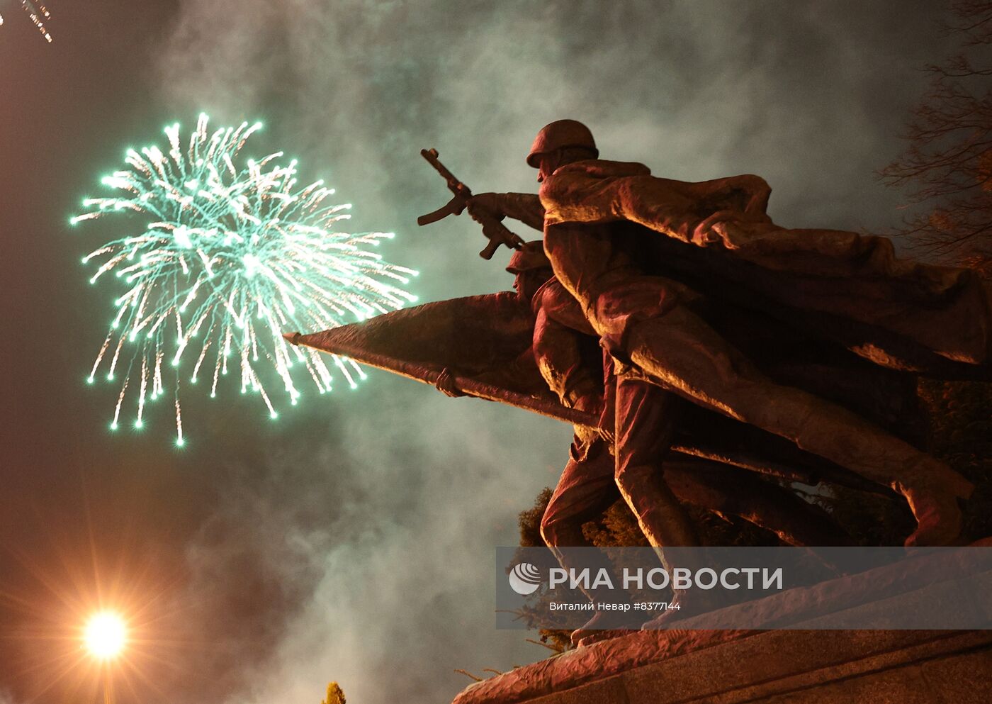 Праздничный салют в честь Дня защитника Отечества