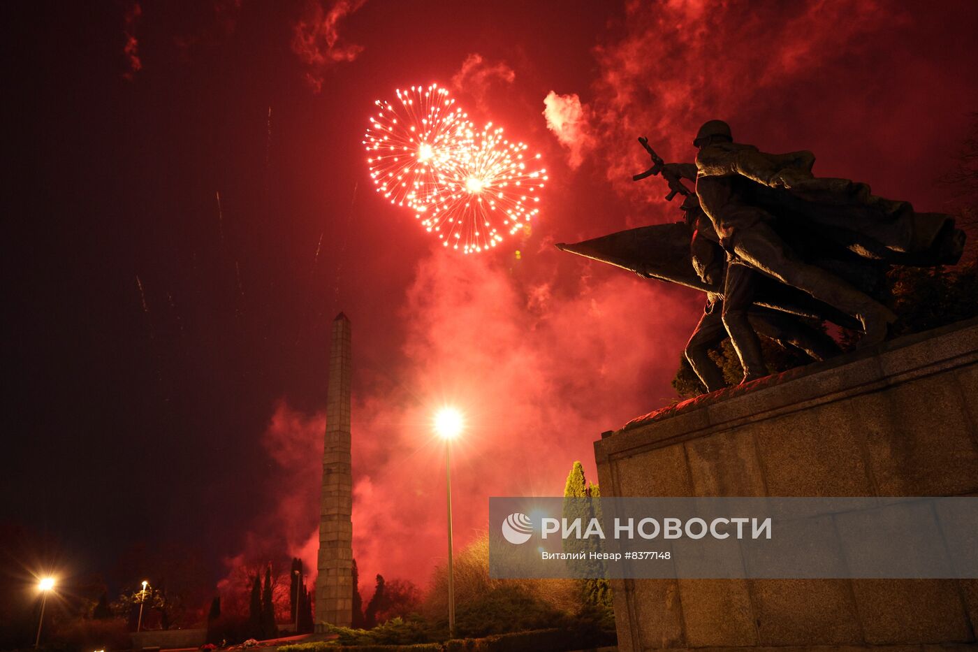 Праздничный салют в честь Дня защитника Отечества 