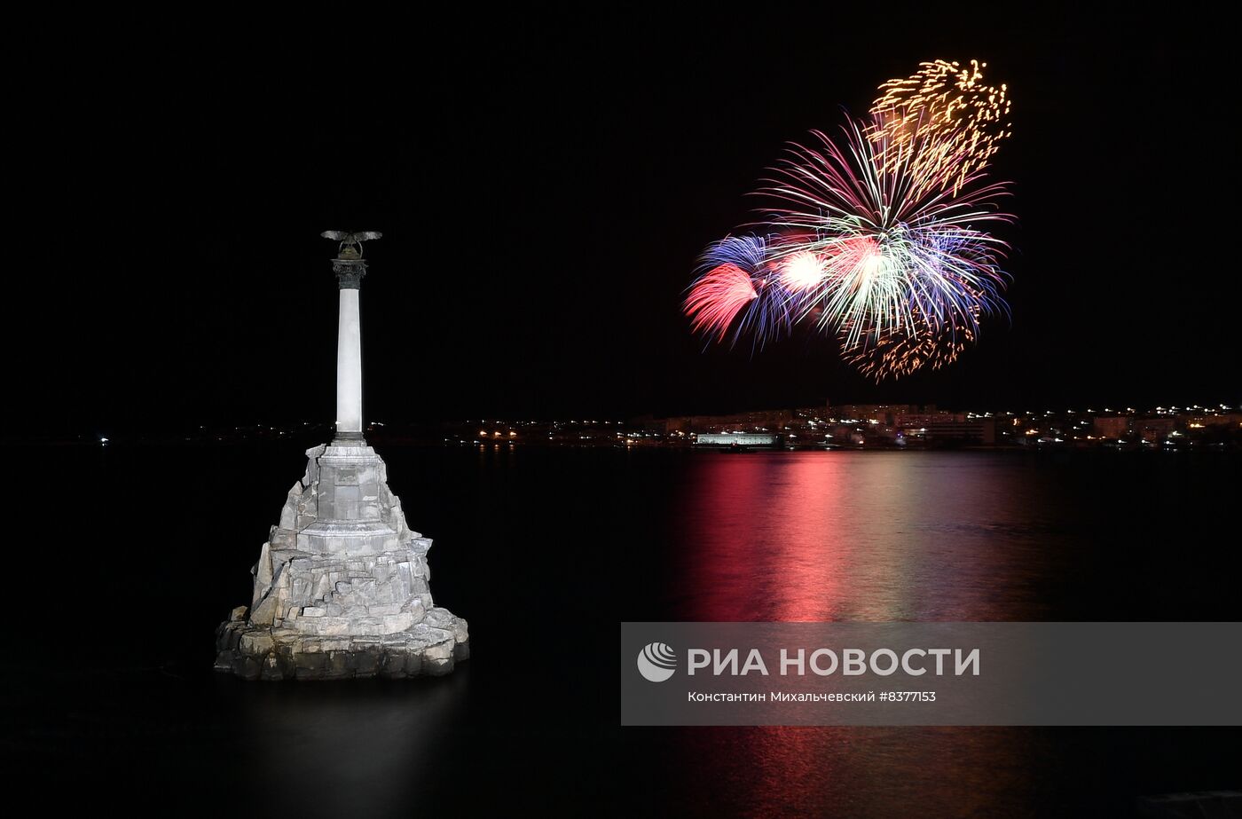 Праздничный салют в честь Дня защитника Отечества