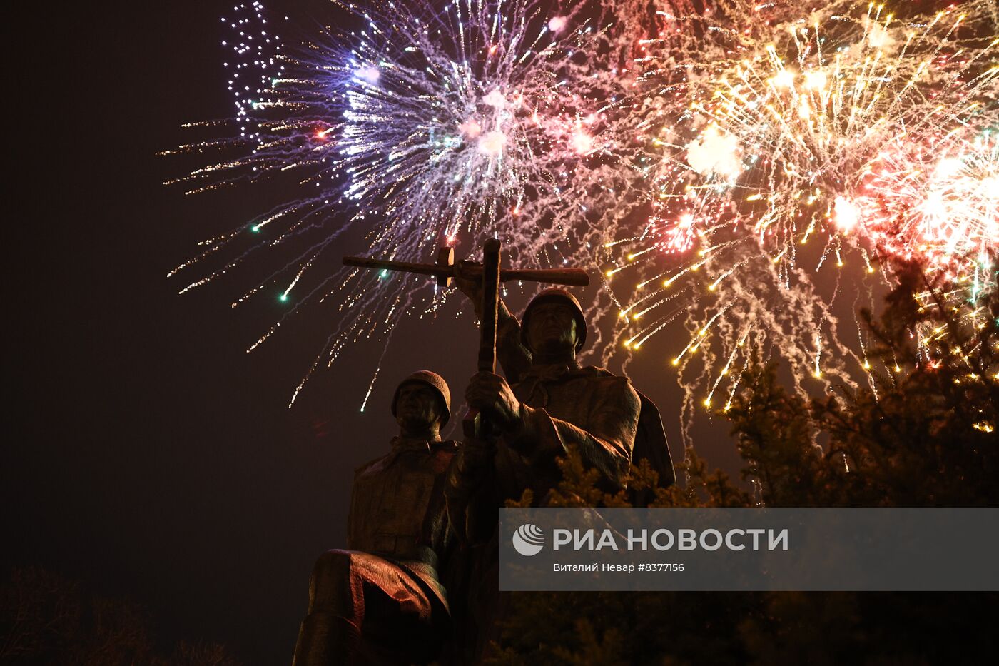 Праздничный салют в честь Дня защитника Отечества