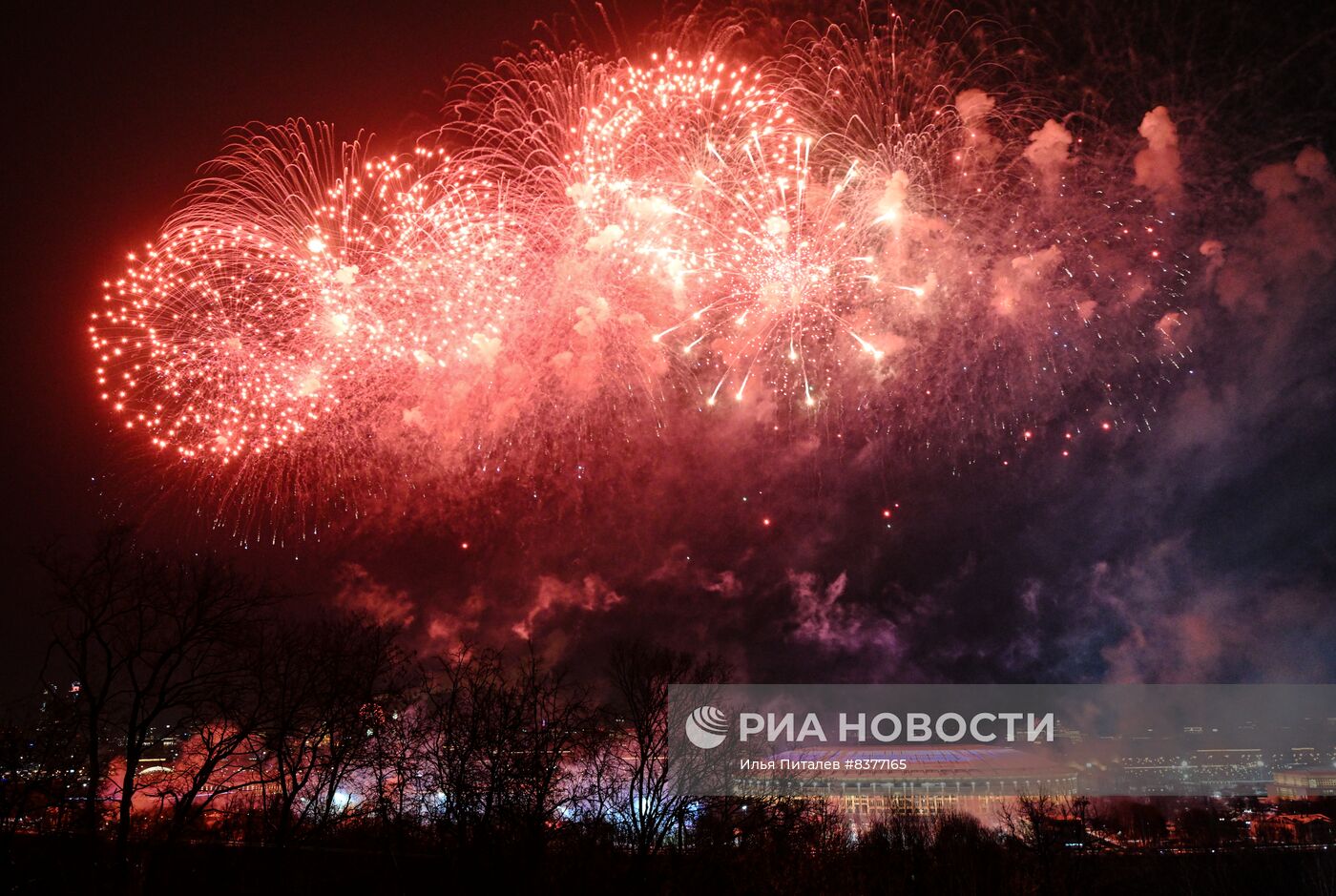 Праздничный салют в честь Дня защитника Отечества