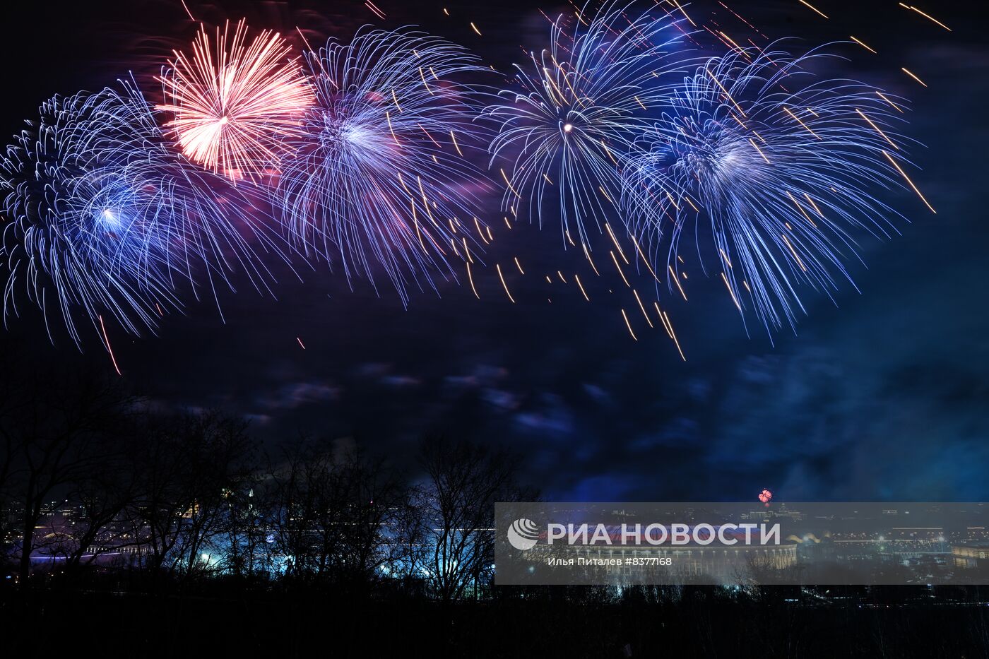 Праздничный салют в честь Дня защитника Отечества