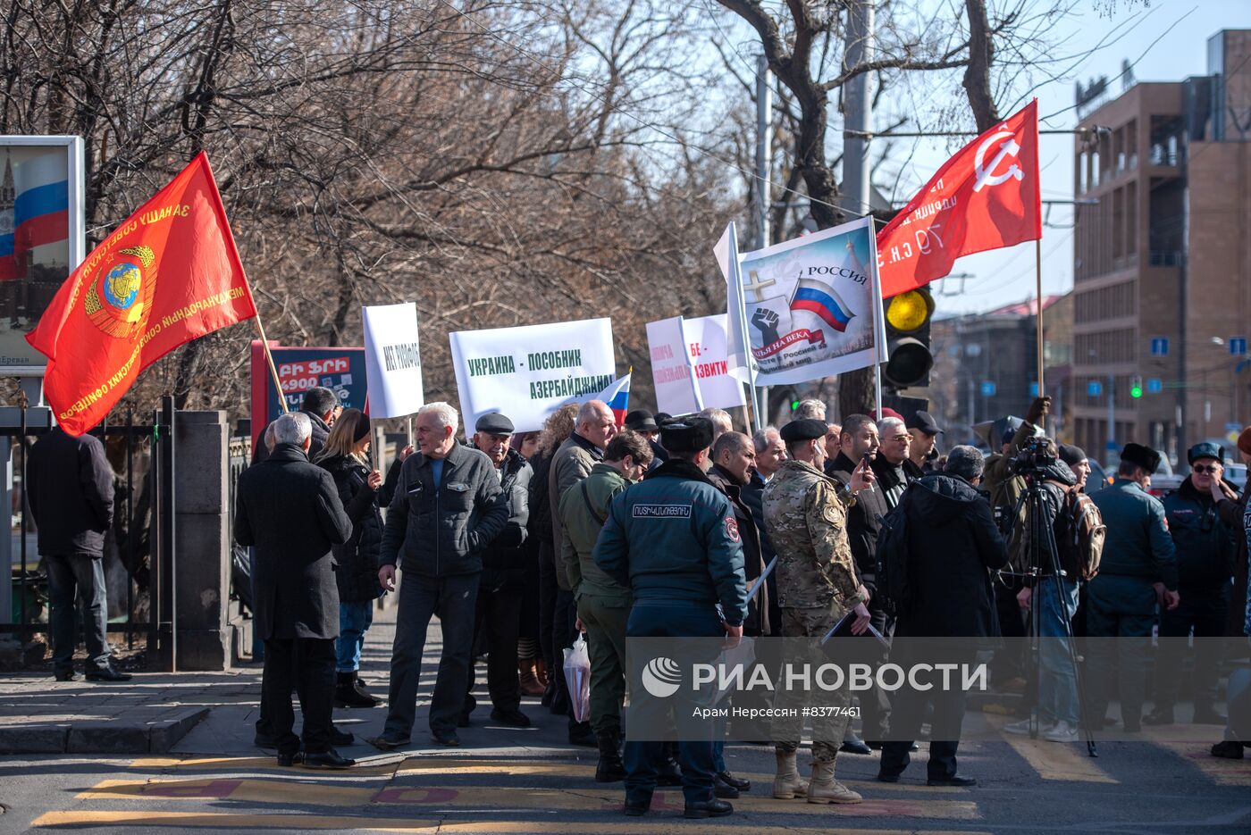 Акция в поддержку России перед посольством РФ в Ереване