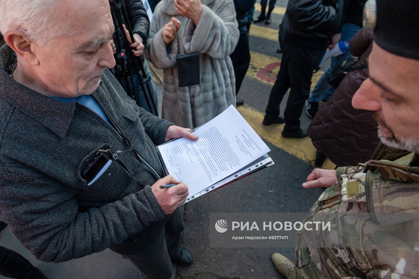 Акция в поддержку России перед посольством РФ в Ереване