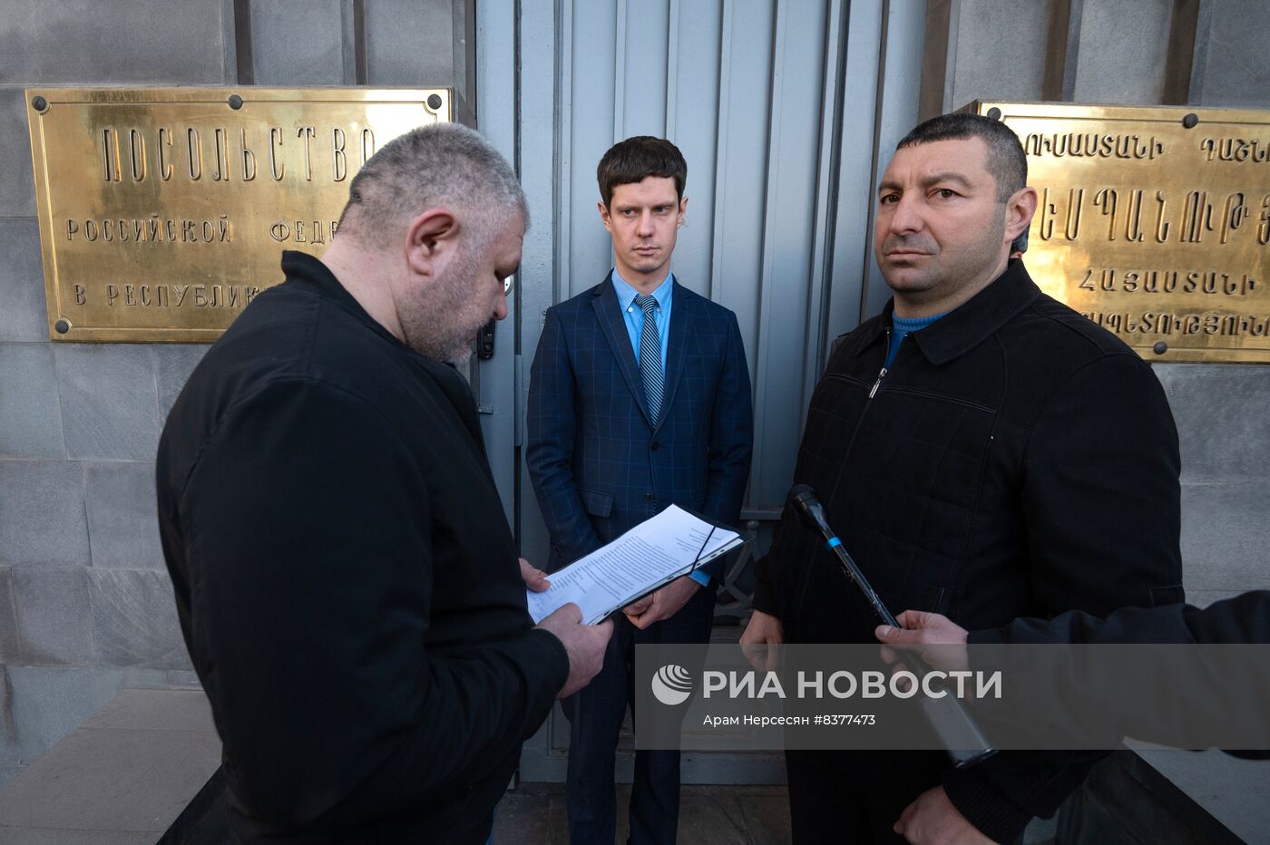 Акция в поддержку России перед посольством РФ в Ереване