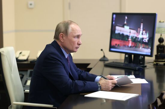 Президент РФ В. Путин провел рабочую встречу с губернатором Сахалинской области В. Лимаренко