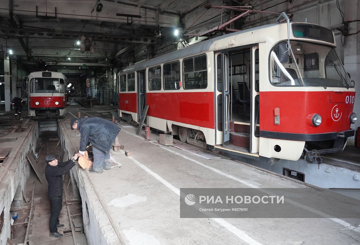 Подготовка к возобновлению движения трамваев в Мариуполе