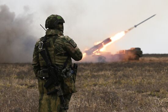 Работа артиллерийских расчетов в зоне СВО