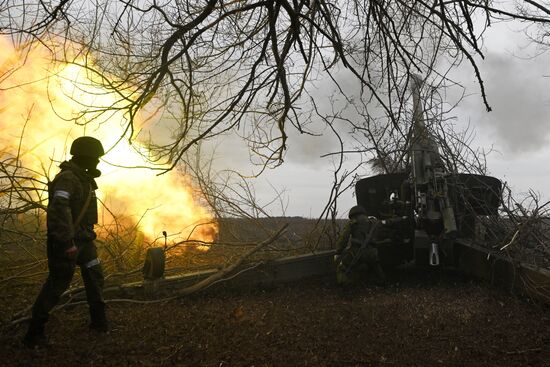 Работа артиллерийских расчетов в зоне СВО