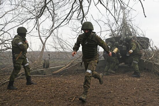 Работа артиллерийских расчетов в зоне СВО