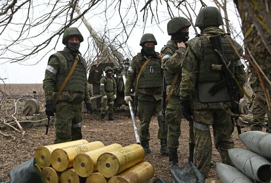 Работа артиллерийских расчетов в зоне СВО