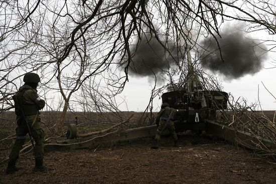 Работа артиллерийских расчетов в зоне СВО