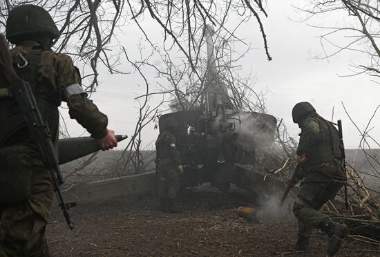 Работа артиллерийских расчетов в зоне СВО