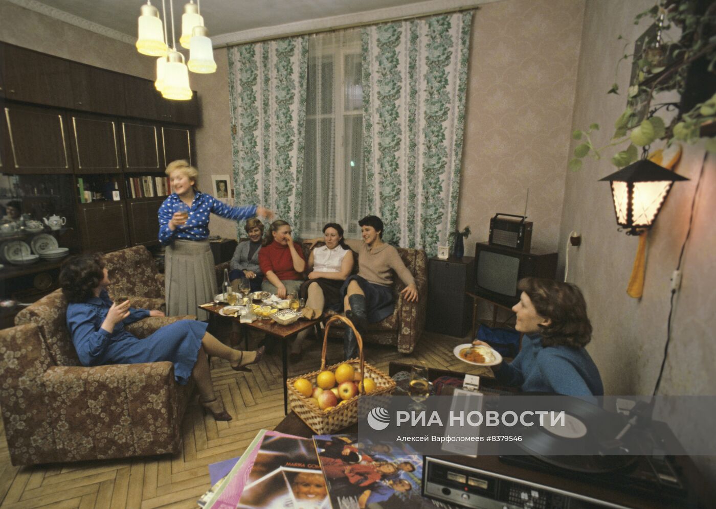 Бригада работниц Ленинградского объединения электронного приборостроения "Светлана"