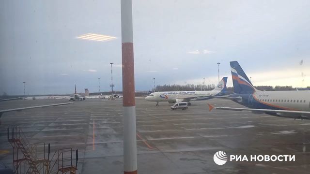 Рейс петербург саранск. НЛО зависшее над аэропортом Пулково. Самолет и небо над Питером. Посадка самолёта по городам. Неопознанный объект над Питером.