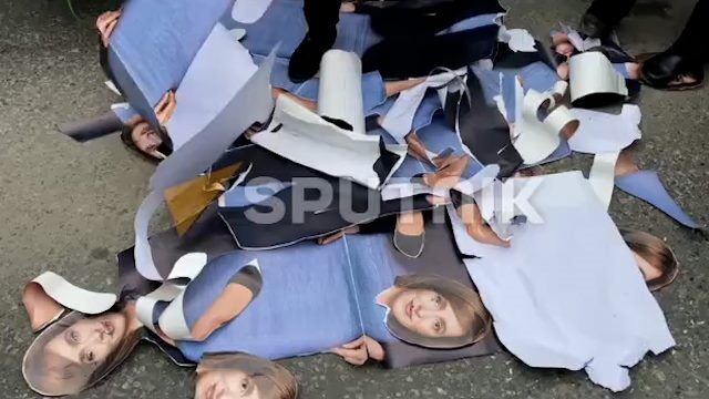 Топчут портреты Майи Санду на протесте в Кишиневе