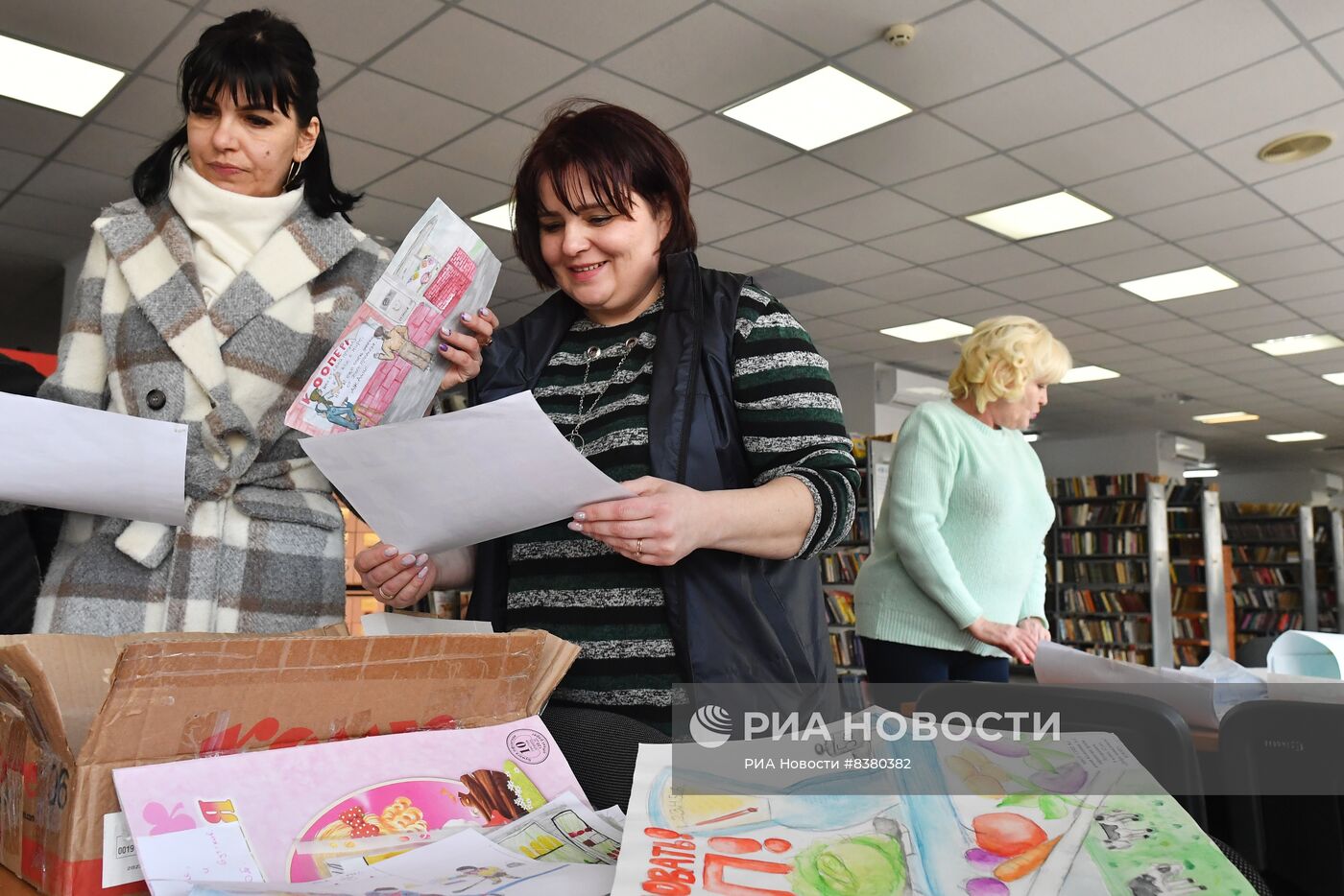 Передача детских книг и рисунков в библиотеку г. Энергодар в Запорожской области