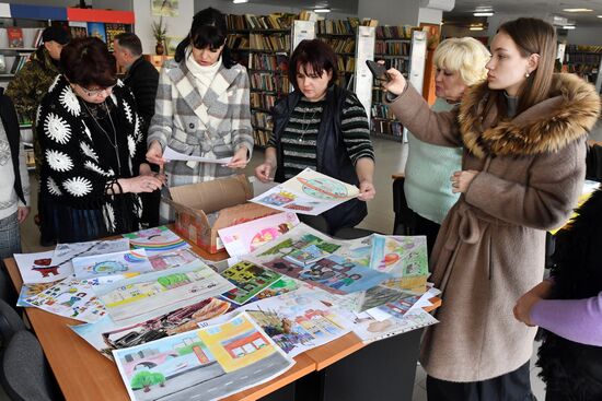 Передача детских книг и рисунков в библиотеку г. Энергодар в Запорожской области