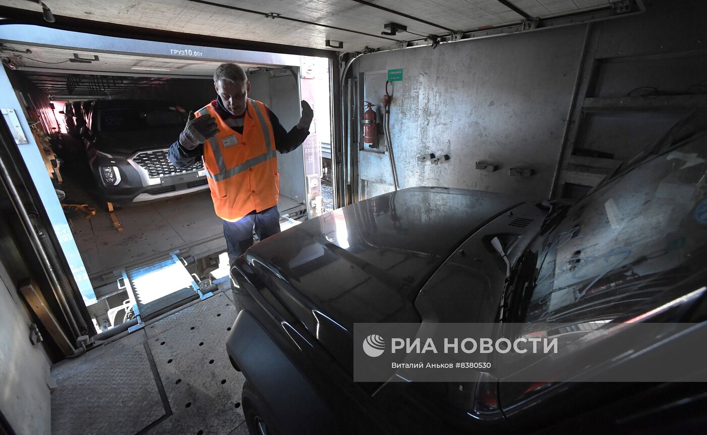 Запуск вагона-автомобилевоза между  Владивостоком и  Москвой