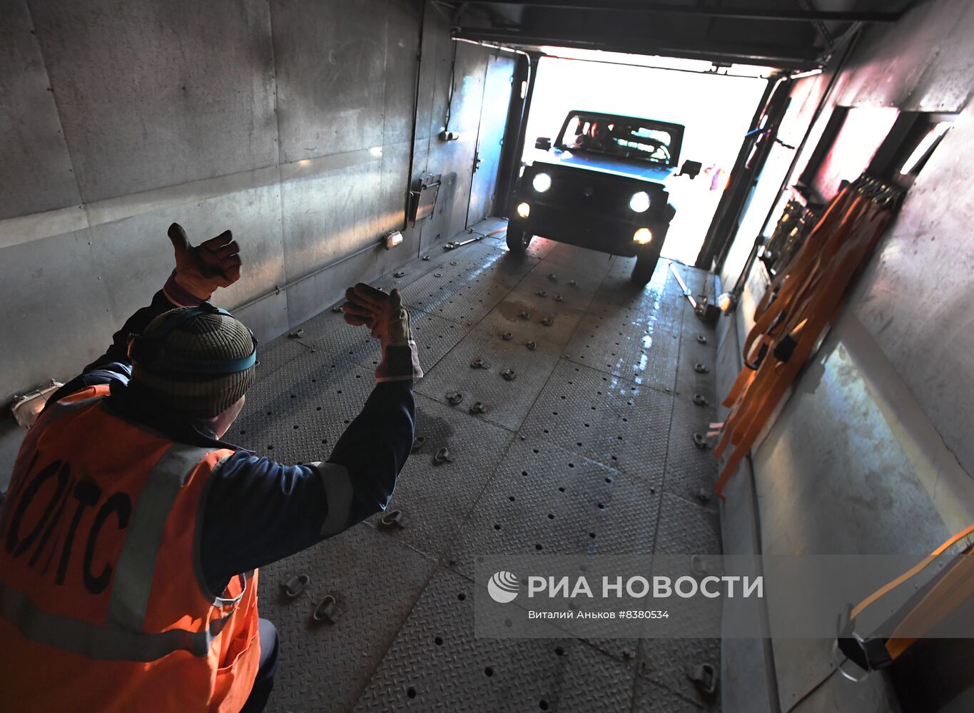Запуск вагона-автомобилевоза между  Владивостоком и  Москвой