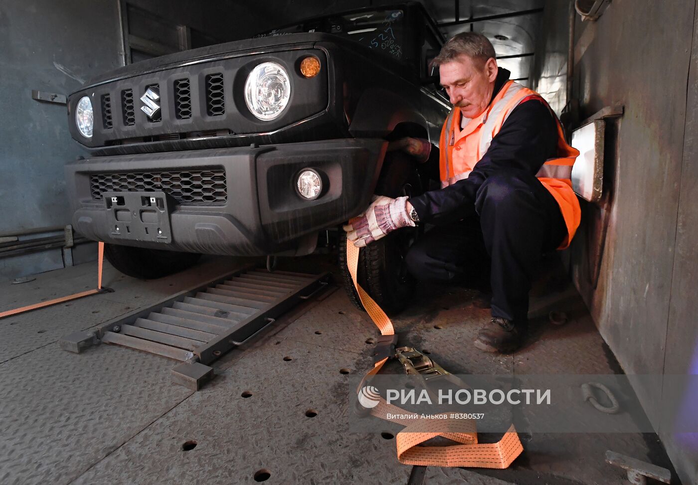 Запуск вагона-автомобилевоза между Владивостоком и Москвой