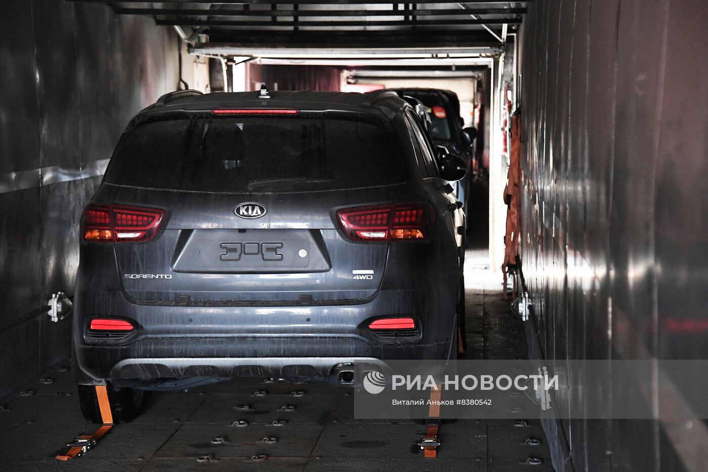 Запуск вагона-автомобилевоза между  Владивостоком и  Москвой