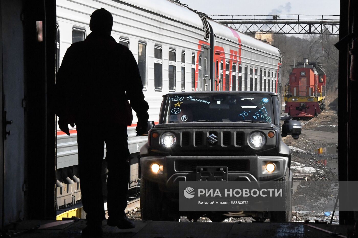 Запуск вагона-автомобилевоза между Владивостоком и Москвой