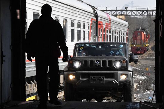 Запуск вагона-автомобилевоза между  Владивостоком и  Москвой