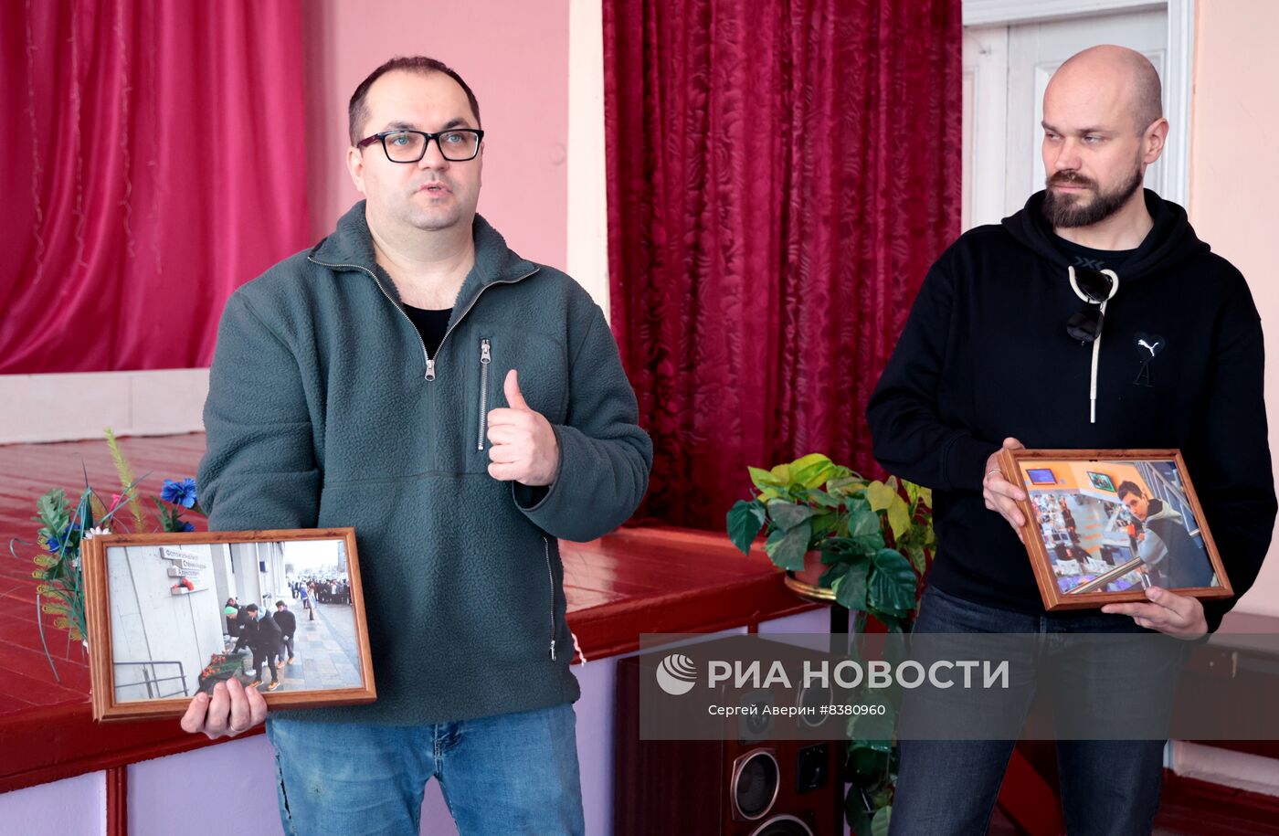 Передача альбомов с фотографиями в школу имени А. Стенина в ДНР