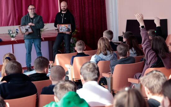 Передача альбомов с фотографиями в школу имени А. Стенина в ДНР