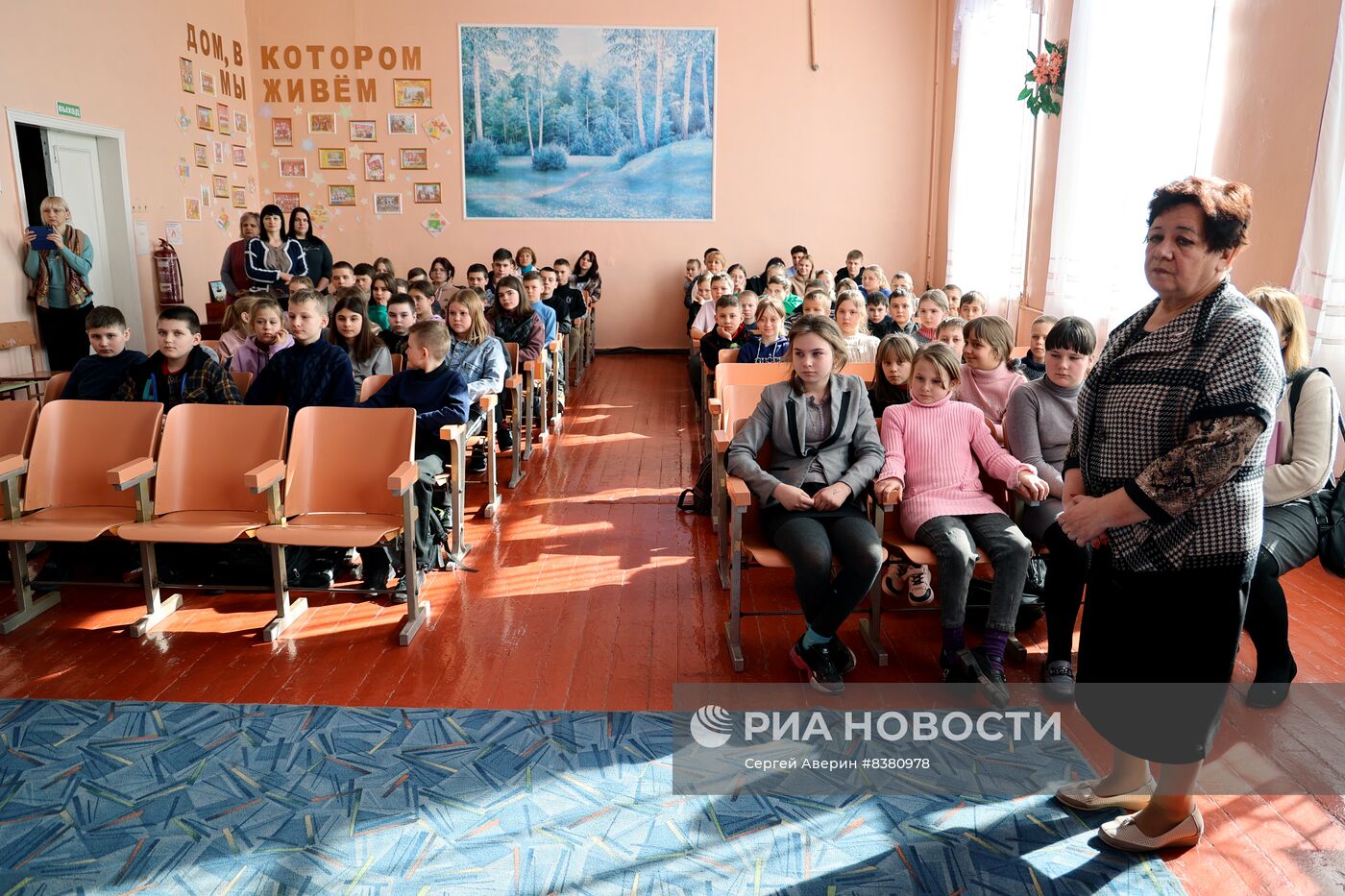 Передача альбомов с фотографиями в школу имени А. Стенина в ДНР