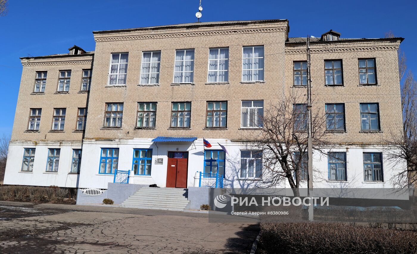 Передача альбомов с фотографиями в школу имени А. Стенина в ДНР