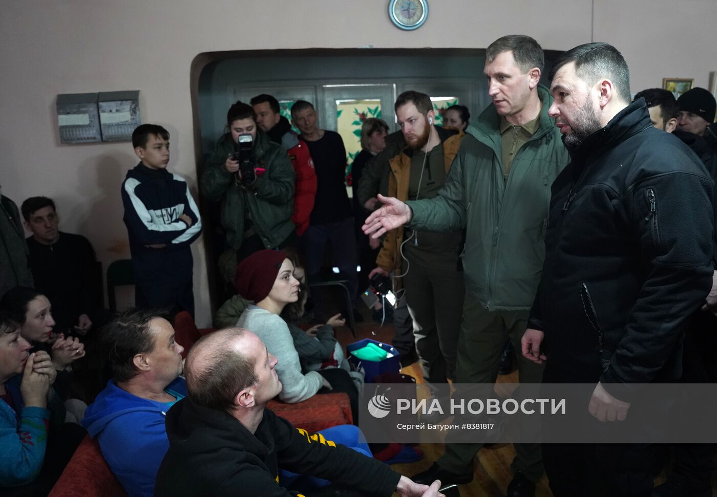 Врио главы ДНР Д. Пушилин встретился с беженцами из Артемовска