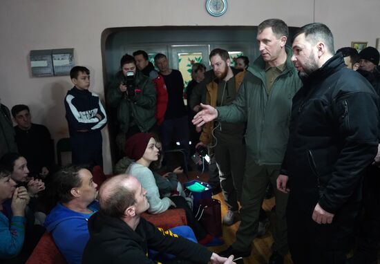 Врио главы ДНР Д. Пушилин встретился с беженцами из Артемовска