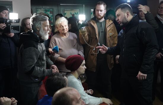 Врио главы ДНР Д. Пушилин встретился с беженцами из Артемовска