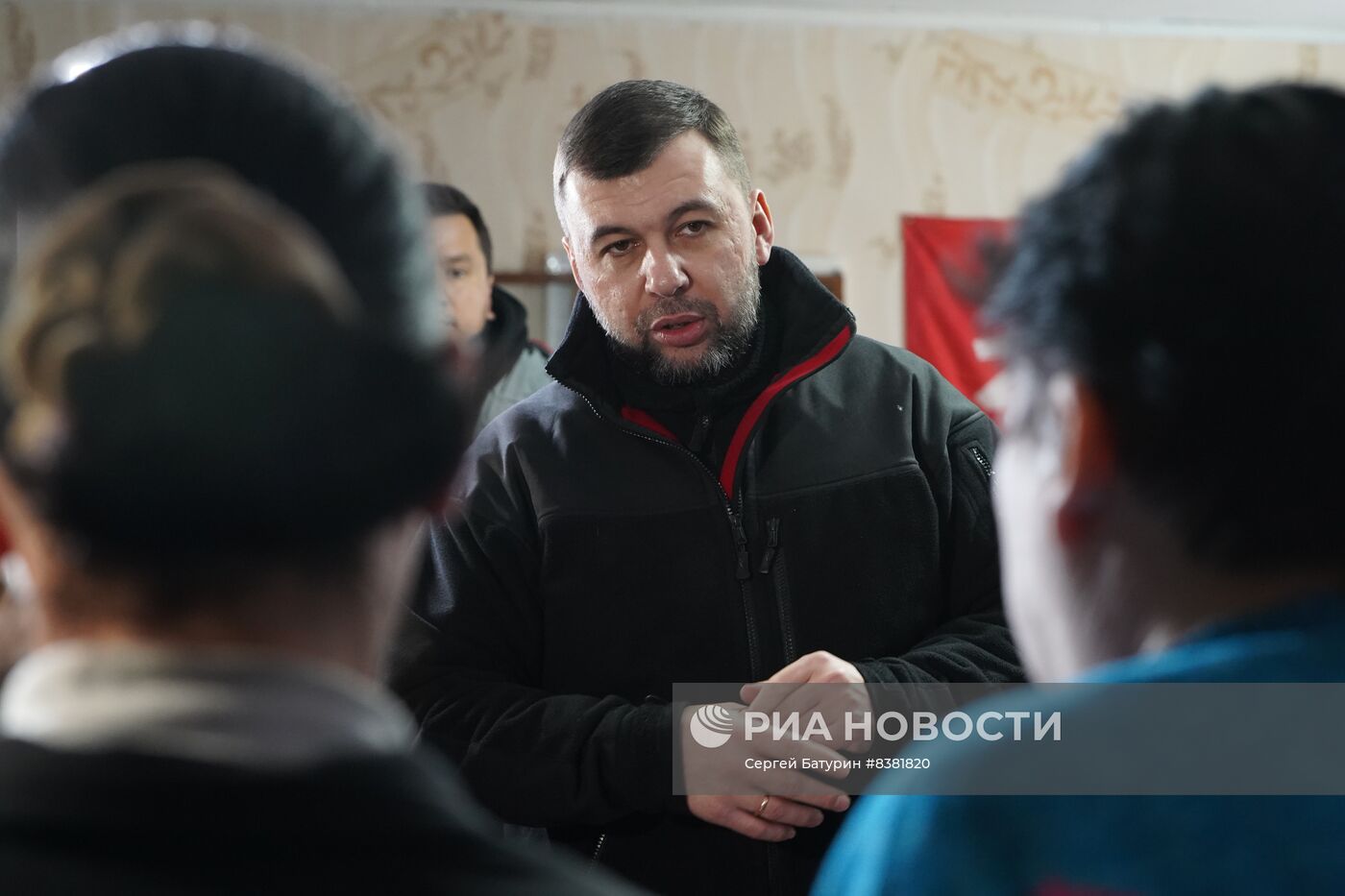 Врио главы ДНР Д. Пушилин встретился с беженцами из Артемовска
