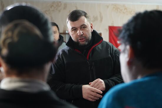 Врио главы ДНР Д. Пушилин встретился с беженцами из Артемовска