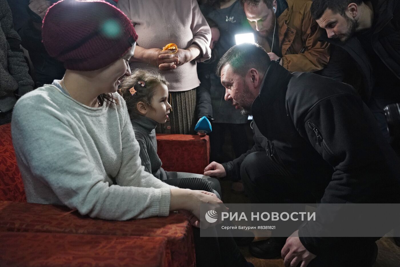 Врио главы ДНР Д. Пушилин встретился с беженцами из Артемовска