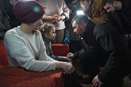 Врио главы ДНР Д. Пушилин встретился с беженцами из Артемовска