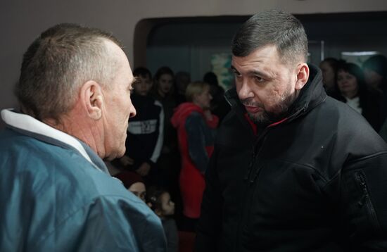 Врио главы ДНР Д. Пушилин встретился с беженцами из Артемовска