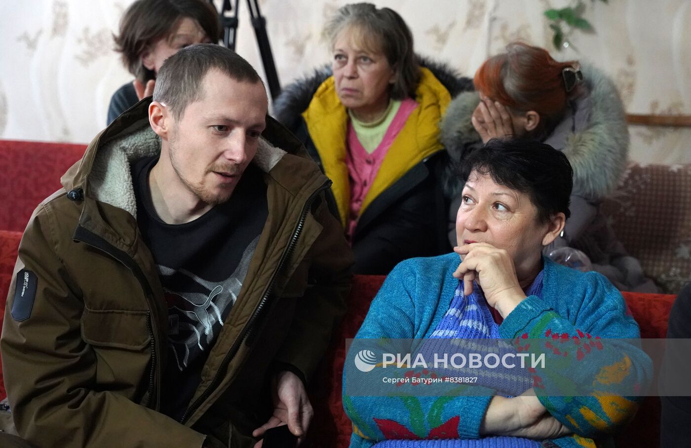 Врио главы ДНР Д. Пушилин встретился с беженцами из Артемовска