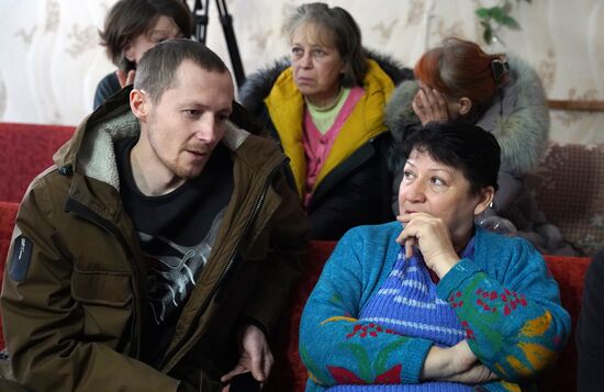 Врио главы ДНР Д. Пушилин встретился с беженцами из Артемовска