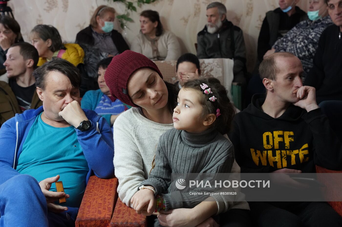 Врио главы ДНР Д. Пушилин встретился с беженцами из Артемовска