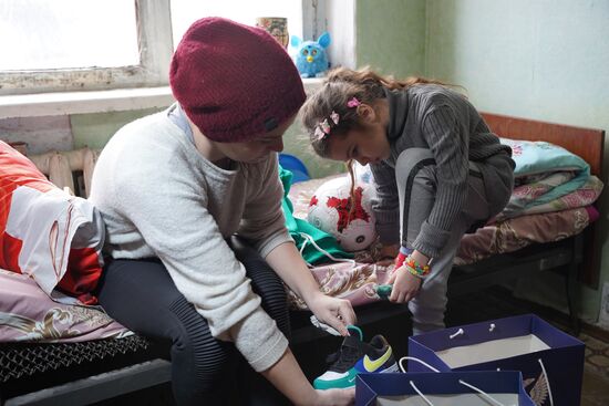 Врио главы ДНР Д. Пушилин встретился с беженцами из Артемовска