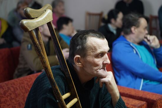 Врио главы ДНР Д. Пушилин встретился с беженцами из Артемовска