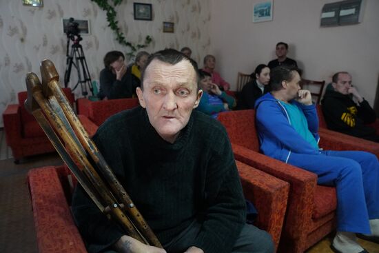 Врио главы ДНР Д. Пушилин встретился с беженцами из Артемовска