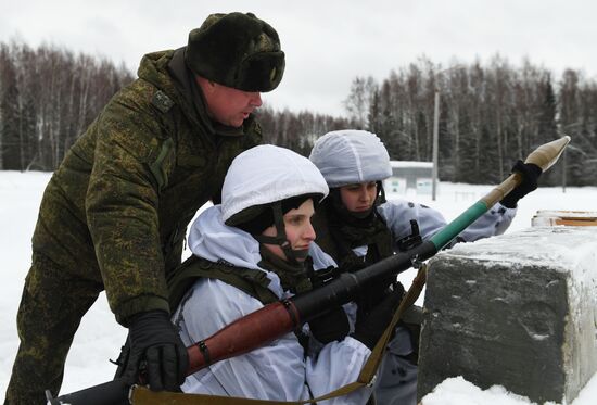 Боевая подготовка девушек-курсантов Академии РХБЗ в Костроме