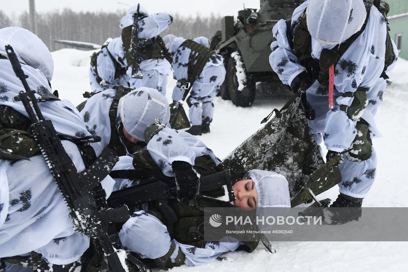 Боевая подготовка девушек-курсантов Академии РХБЗ в Костроме